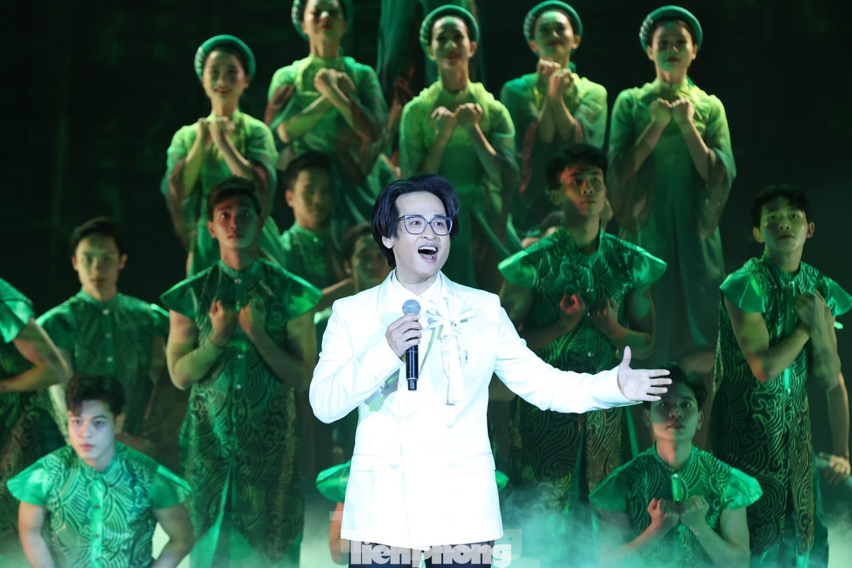 Hà Anh Tuấn cũng góp mặt trong Chương trình nghệ thuật chào mừng phiên toàn thể Đại hội đại biểu toàn quốc Hội Sinh viên Việt Nam toàn quốc lần thứ XI. Ảnh: Tiền Phong.