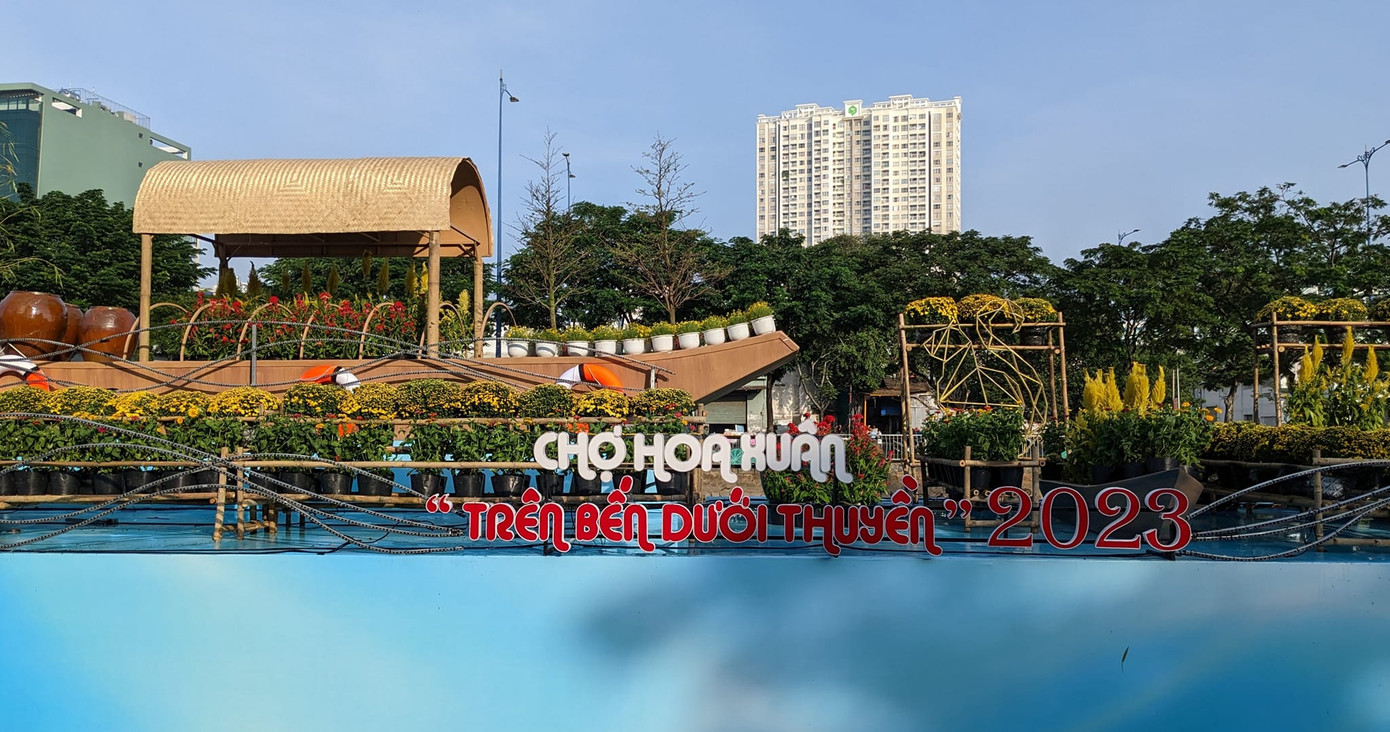 Chợ hoa Xuân vô cùng tấp nập với đa dạng mặt hàng. Ảnh: Hoàng Bảo