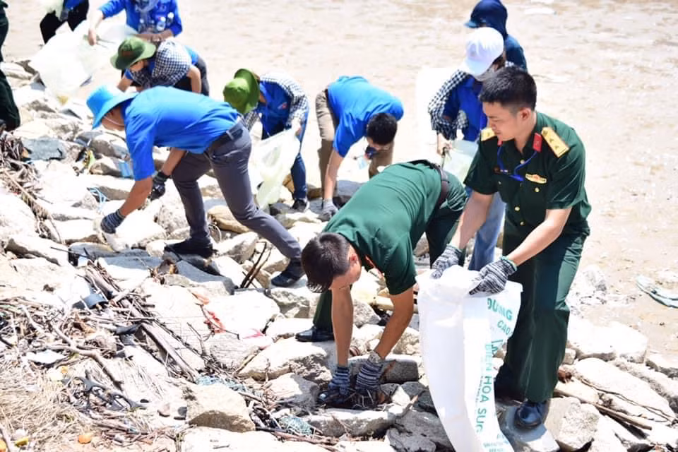 Nhiều hoạt động ý nghĩa, thiết thực được tổ chức để góp phần bảo vệ môi trường. Nhiều hoạt động ý nghĩa, thiết thực được tổ chức để góp phần bảo vệ môi trường.