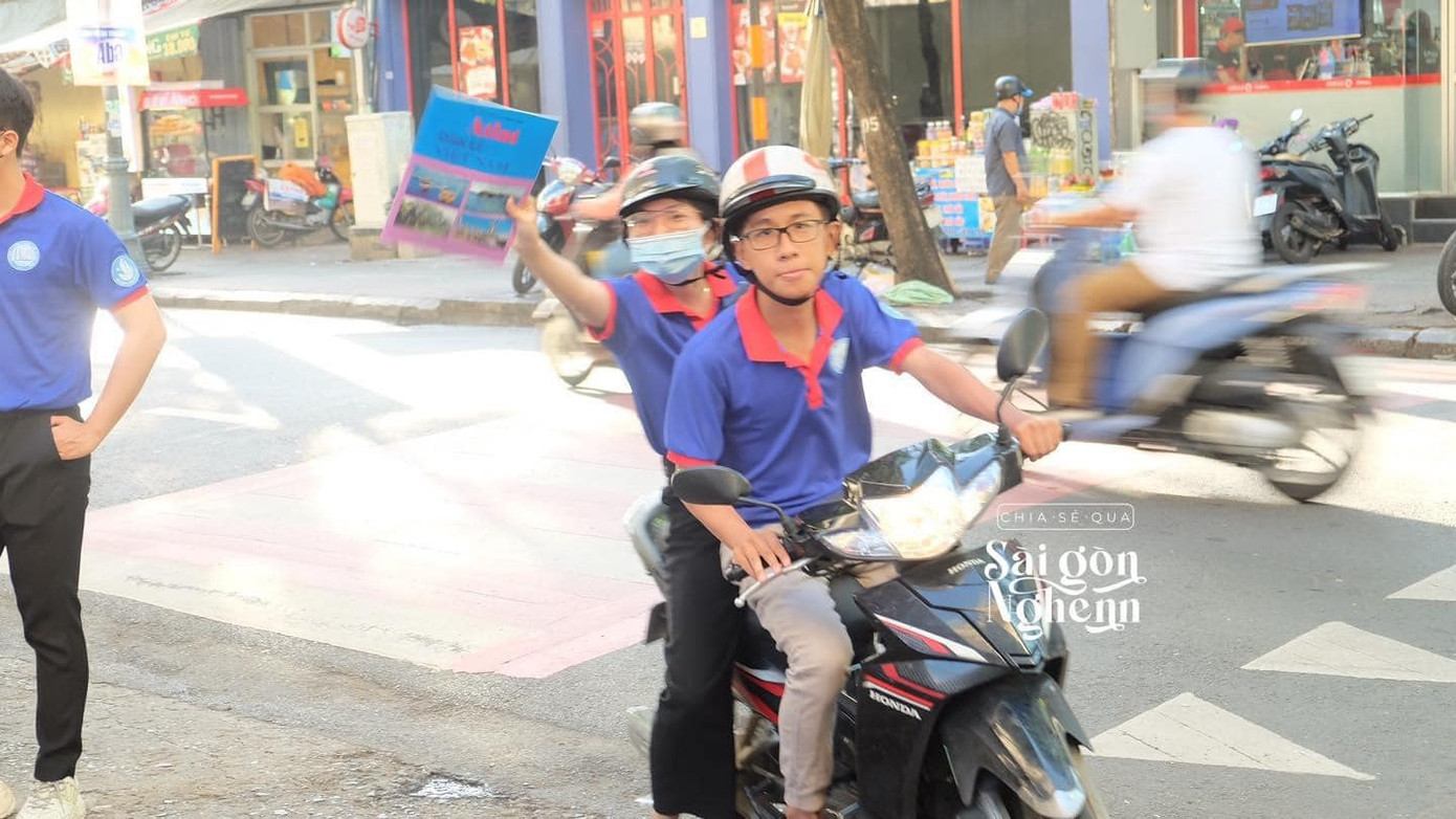 Không chỉ tiếp sức mùa thi, tình nguyện viên còn kiêm luôn dịch vụ "shipper hỏa tốc". Ảnh: Nguyễn Trân. Không chỉ tiếp sức mùa thi, tình nguyện viên còn kiêm luôn dịch vụ "shipper hỏa tốc". Ảnh: Nguyễn Trân.