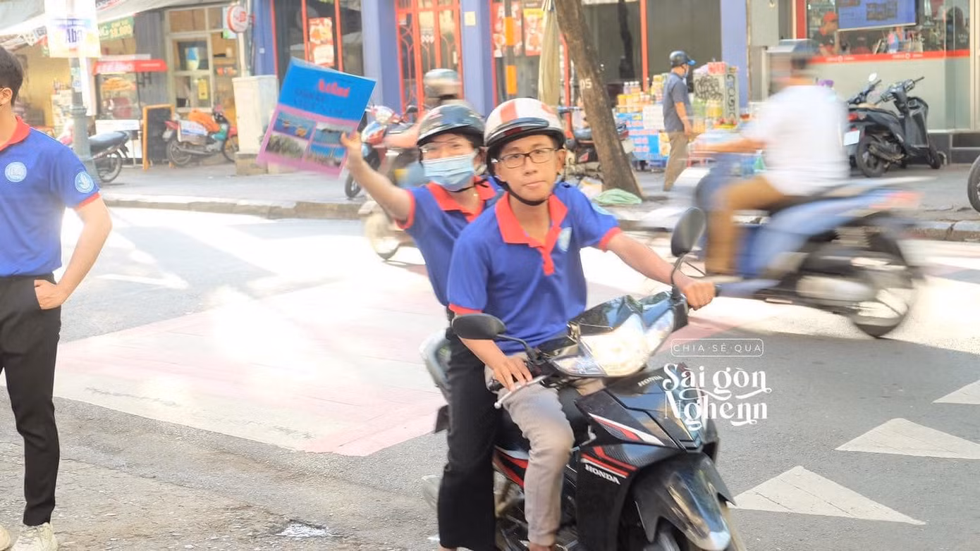 Không chỉ tiếp sức mùa thi, tình nguyện viên còn kiêm luôn dịch vụ "shipper hỏa tốc". Ảnh: Nguyễn Trân.