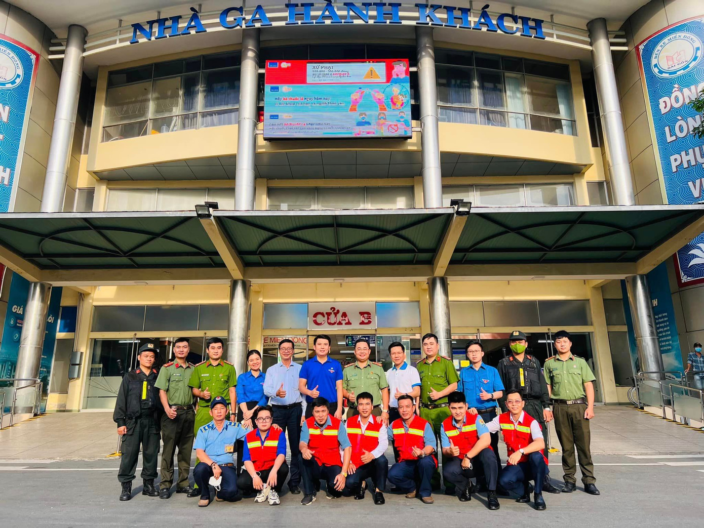 Các chiến sĩ tham gia ra mắt đội hình phản ứng nhanh về an ninh trật tự tại bến xe Miền Đông.