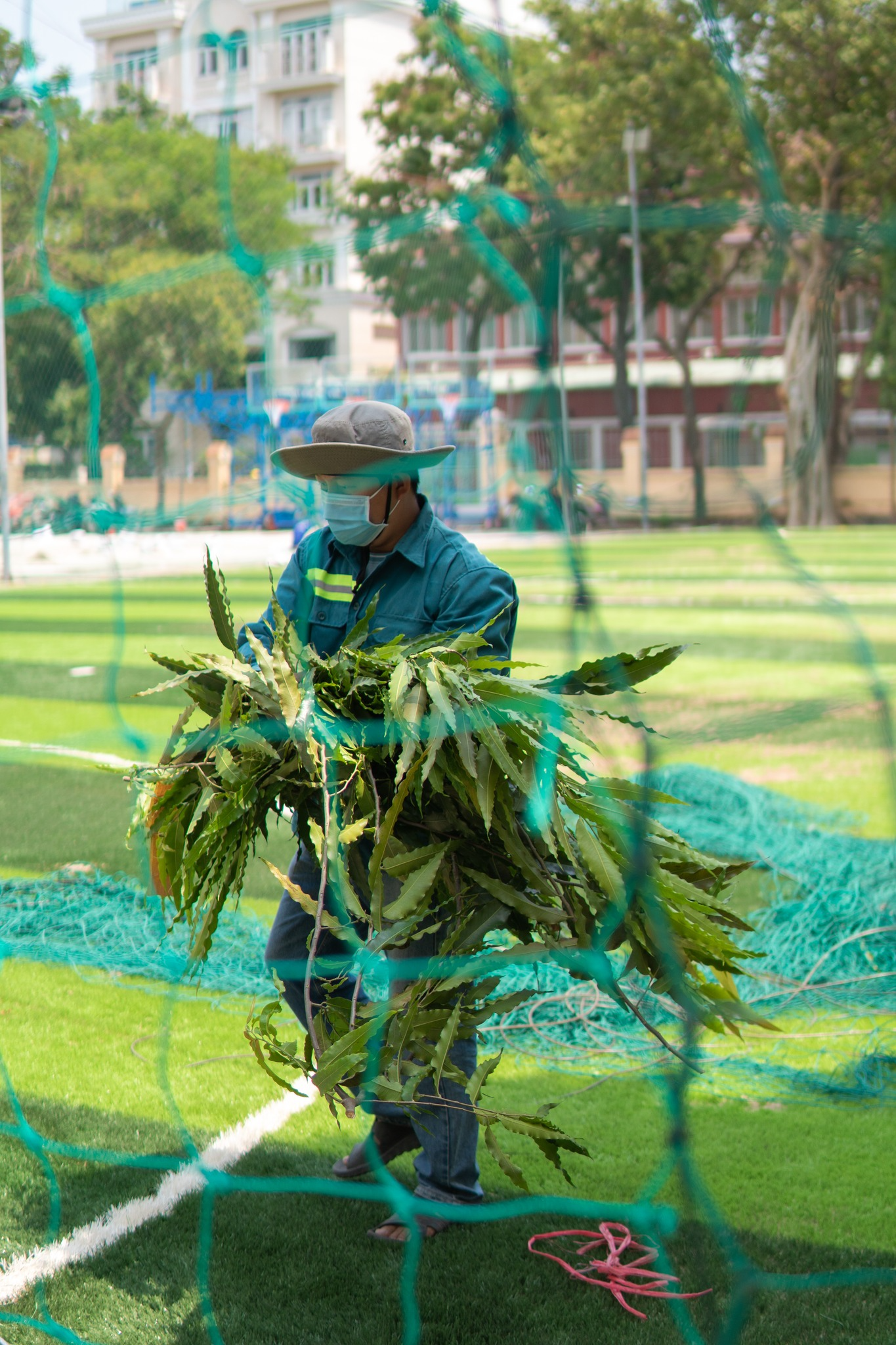 Quá trình trồng cỏ để cải thiện chất lượng sân nhằm đáp ứng nhu cầu hoạt động thể thao cho các bạn học sinh. Quá trình trồng cỏ để cải thiện chất lượng sân nhằm đáp ứng nhu cầu hoạt động thể thao cho các bạn học sinh.