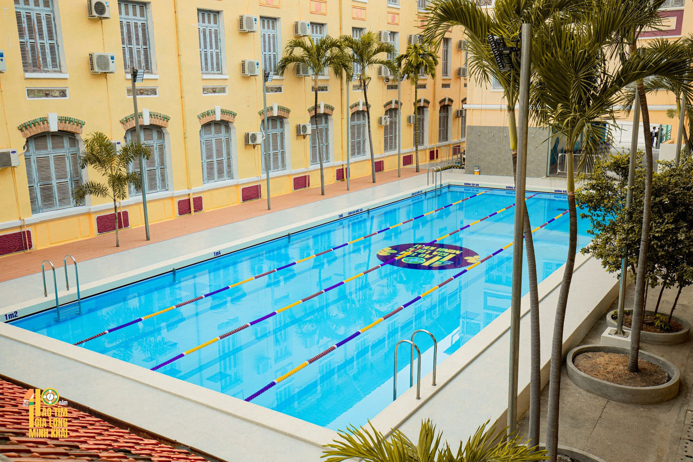 Chiếc hồ bơi với diện mạo mới không khác gì một căn biệt thự giữa trung tâm thành phố. Chiếc hồ bơi với diện mạo mới không khác gì một căn biệt thự giữa trung tâm thành phố.