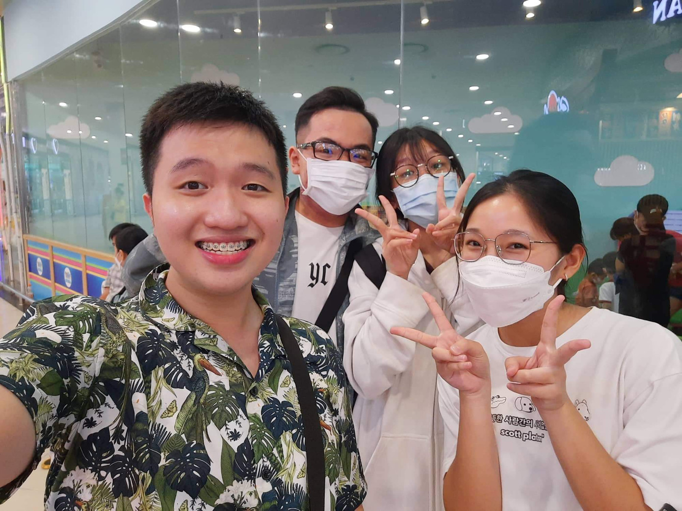 Minh Đức (áo hoa) nhận xét các bạn có góc nhìn mới sẽ có khả năng đạt giải cao. Minh Đức (áo hoa) nhận xét các bạn có góc nhìn mới sẽ có khả năng đạt giải cao.