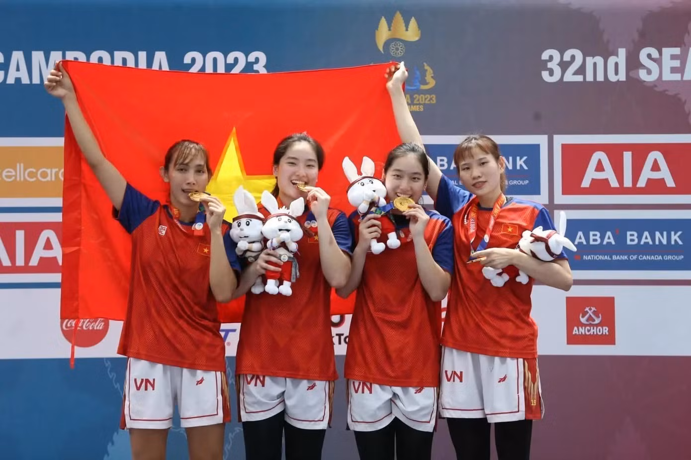 Cả 4 cô gái dù chưa thành công tại phần thi 5x5 nhưng đã đem về chiếc HCV đầu tiên cho giải bóng rổ nữ 3x3. Ảnh: GN.