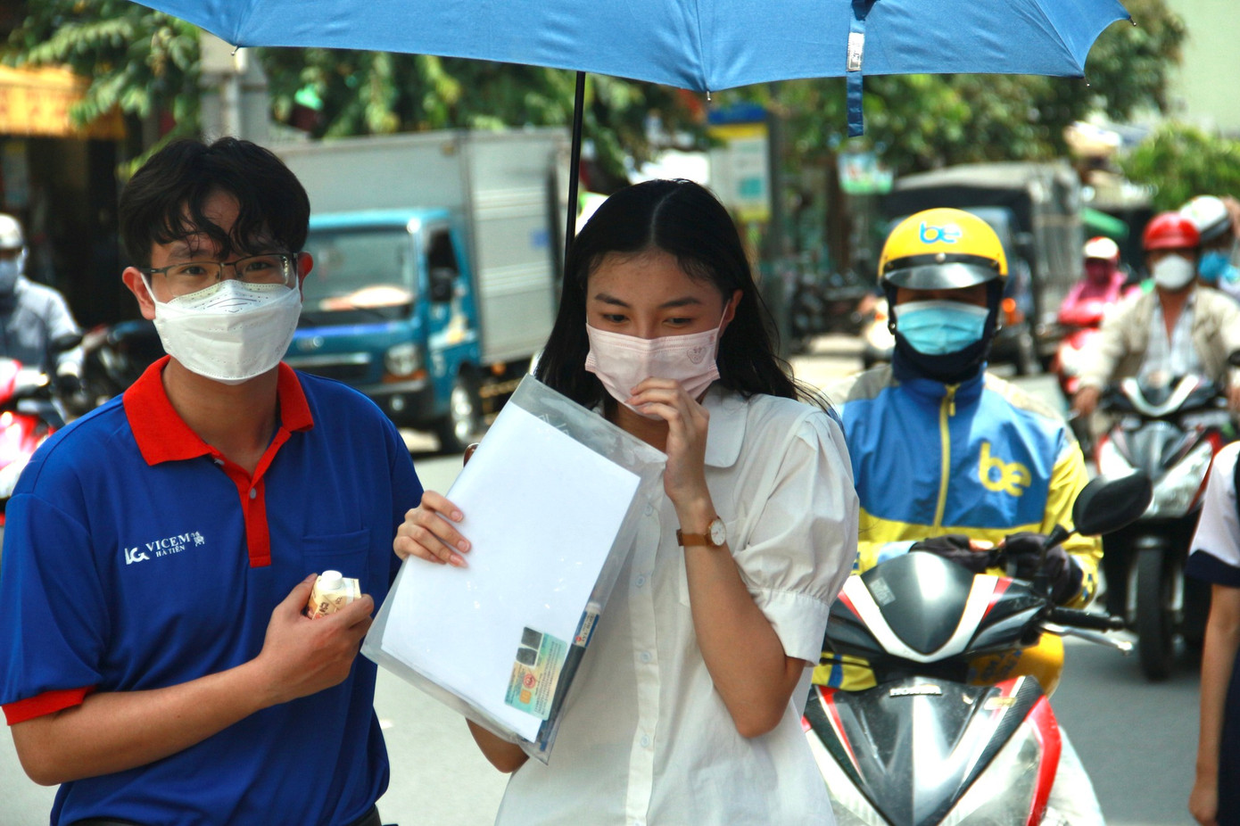 Thời tiết chiều nay tại TP.HCM nắng gắt, đến gần thời gian lại đổ mưa. Thời tiết chiều nay tại TP.HCM nắng gắt, đến gần thời gian lại đổ mưa.
