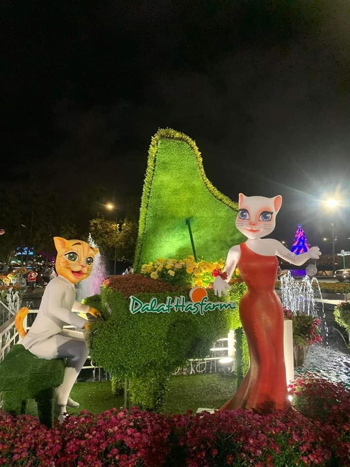 Đôi mắt tròn xoe với biểu cảm “thật trân” của cặp đôi mèo. Đôi mắt tròn xoe với biểu cảm “thật trân” của cặp đôi mèo.