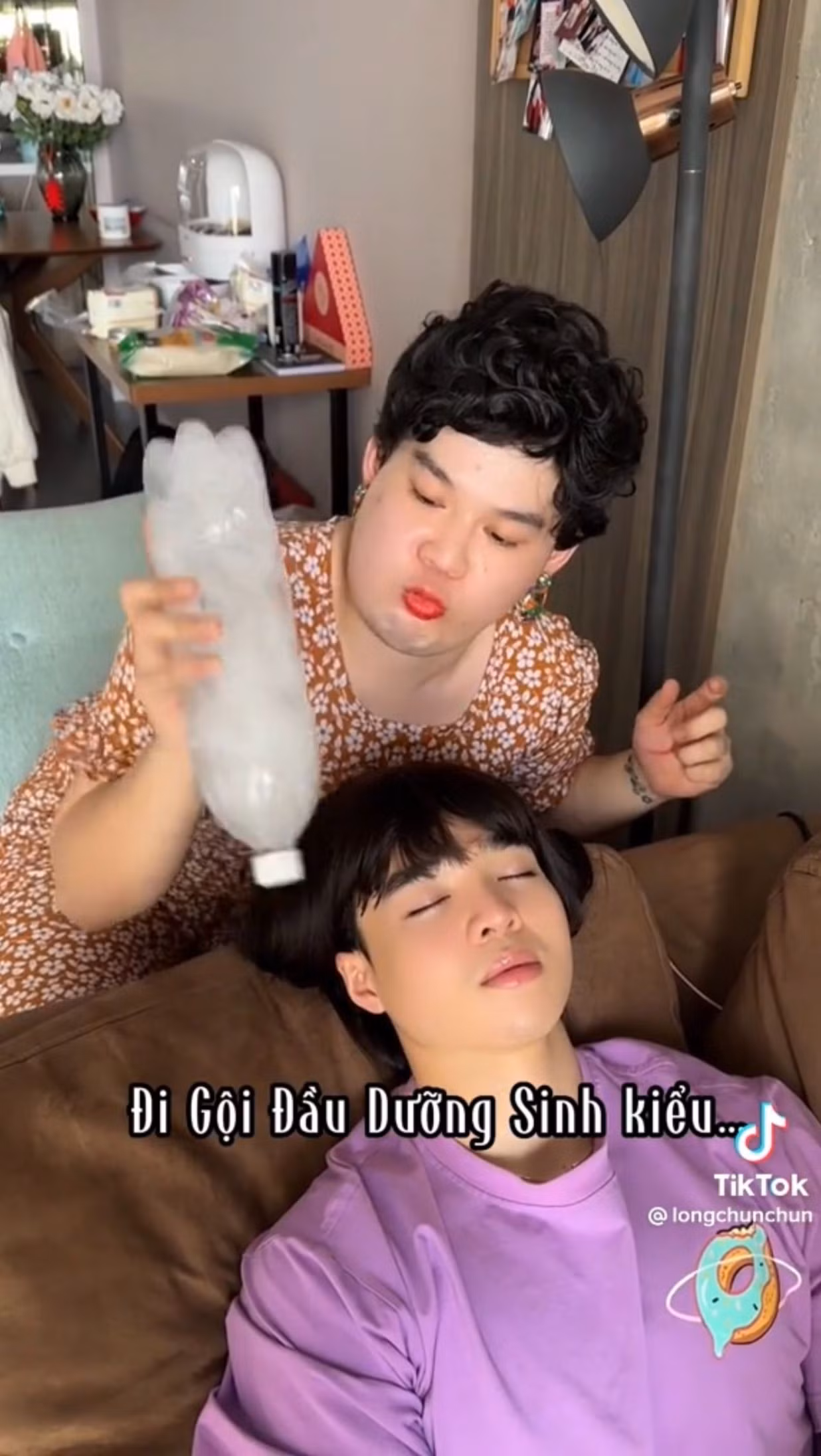 Cô gội đầu này có "tướng" không được "thiện" lắm thì phải! Ảnh: TikTok Long Chun