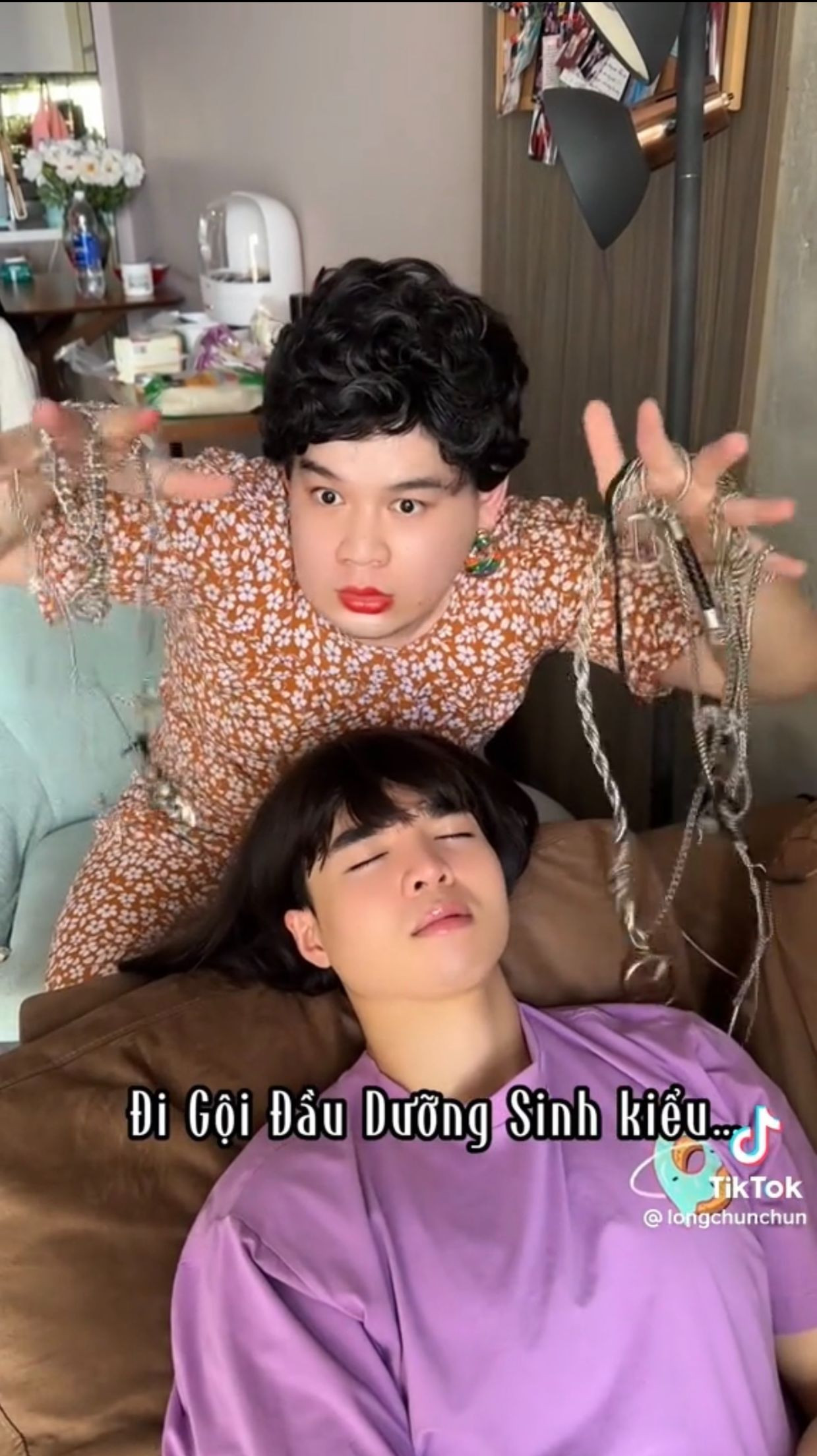 Những màn gội đầu bất ổn nhất khiến người xem cười ná thở. Ảnh: TikTok Long Chun