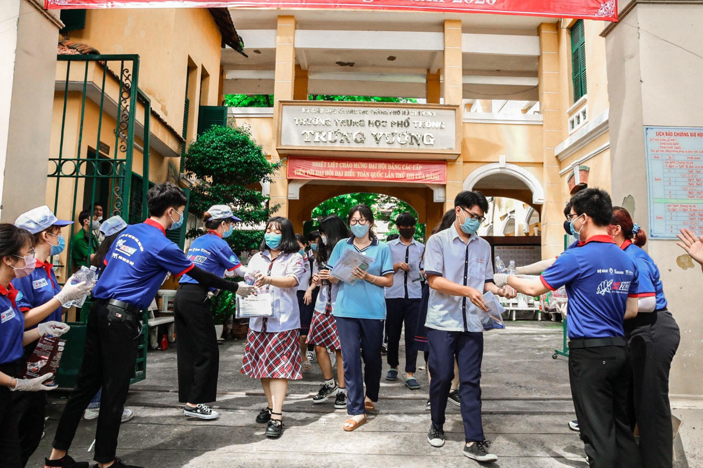 "Tiếp sức mùa thi" là một trong 6 chiến dịch tình nguyện hè lớn của TP.HCM.