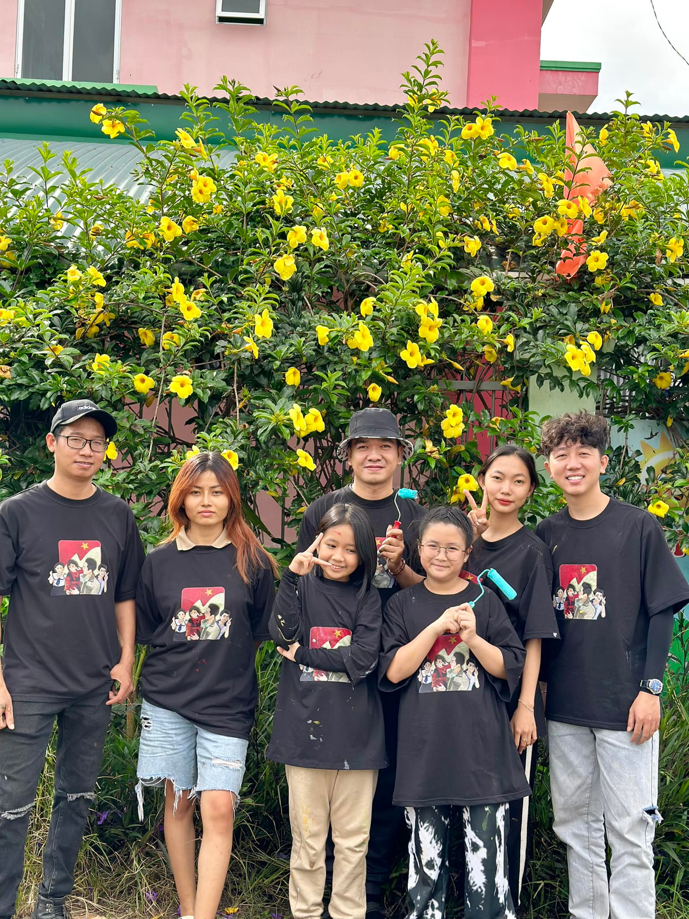 Hành trình của nhóm Dương Phúc đã qua được 5 điểm trường với sự giúp đỡ của bạn bè, người theo dõi trên mạng xã hội. Hành trình của nhóm Dương Phúc đã qua được 5 điểm trường với sự giúp đỡ của bạn bè, người theo dõi trên mạng xã hội.