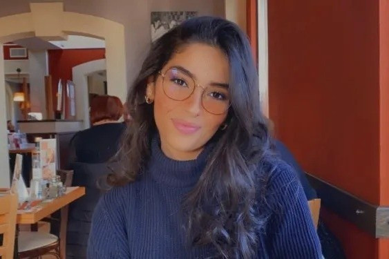 Do mắc phải hội chứng khó đọc, Myriem đã từng khá chật vật với các môn Ngoại ngữ, Văn học. Ảnh: Business Insider.