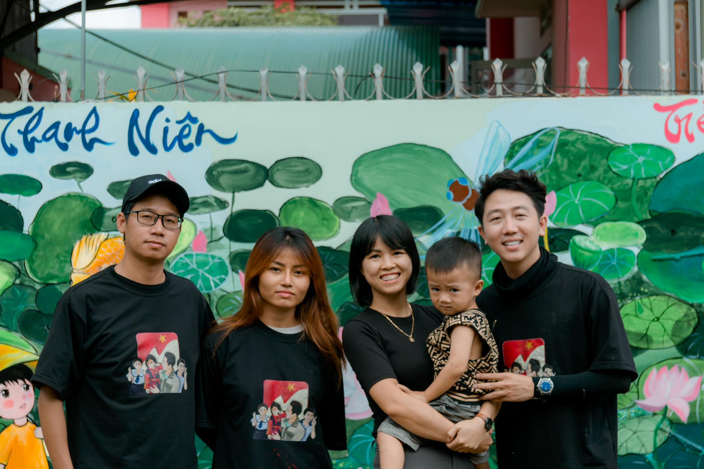 Cùng bạn bè, nhóm của thầy giáo Dương Phúc đã đi đến nhiều nơi để vẽ tặng các ngôi trường có điều kiện khó khăn. Cùng bạn bè, nhóm của thầy giáo Dương Phúc đã đi đến nhiều nơi để vẽ tặng các ngôi trường có điều kiện khó khăn.