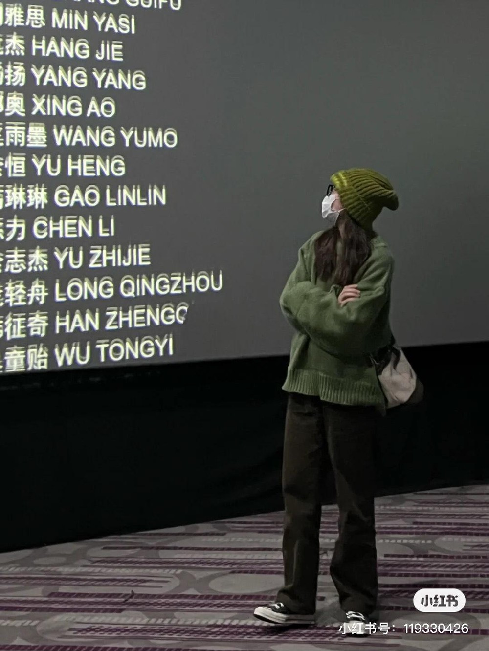 Trào lưu chụp ảnh trước màn hình chiếu ở rạp phim "phủ sóng" mạng xã hội. Ảnh: Douyin.