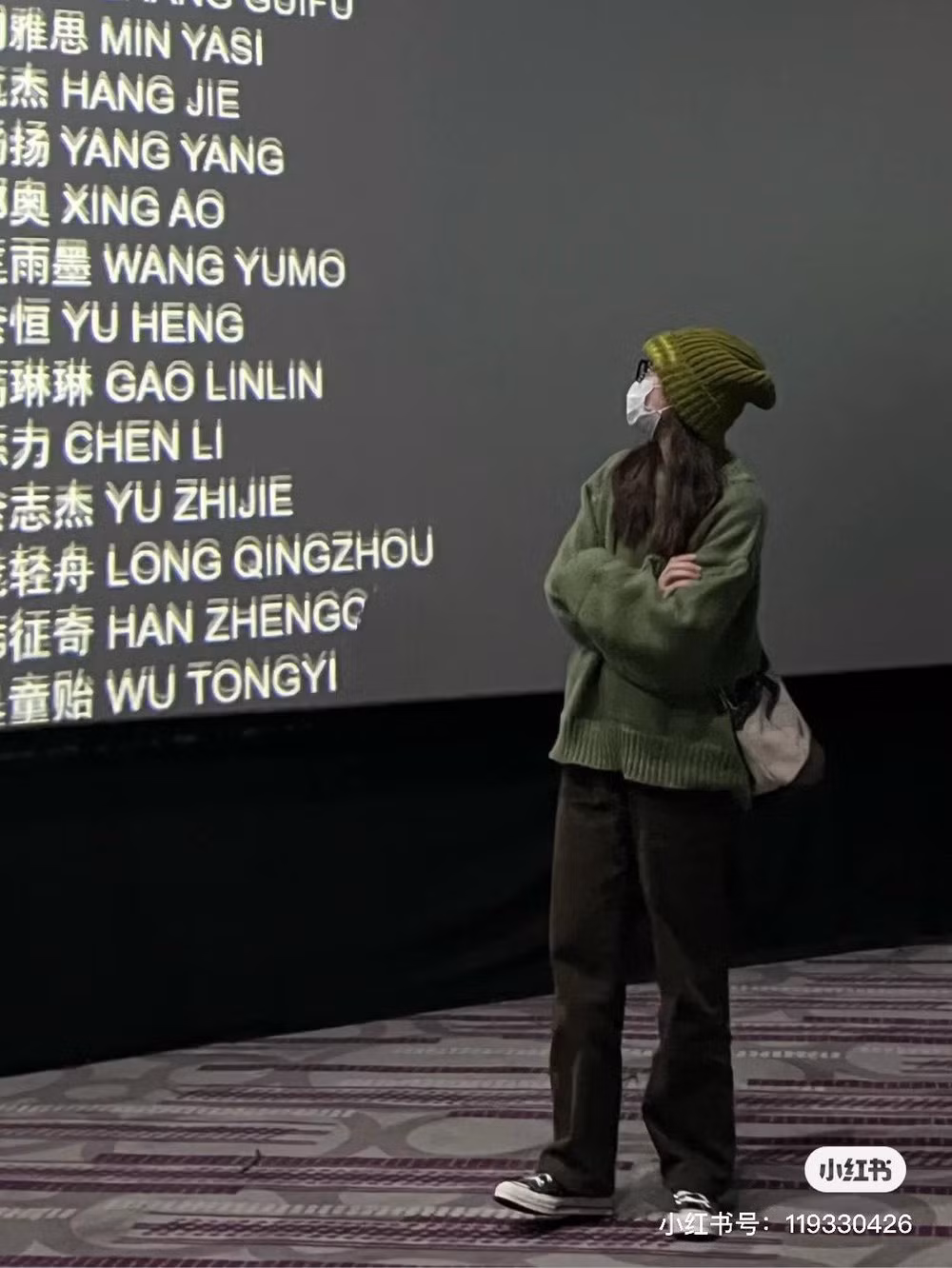 Trào lưu chụp ảnh trước màn hình chiếu ở rạp phim "phủ sóng" mạng xã hội. Ảnh: Douyin.