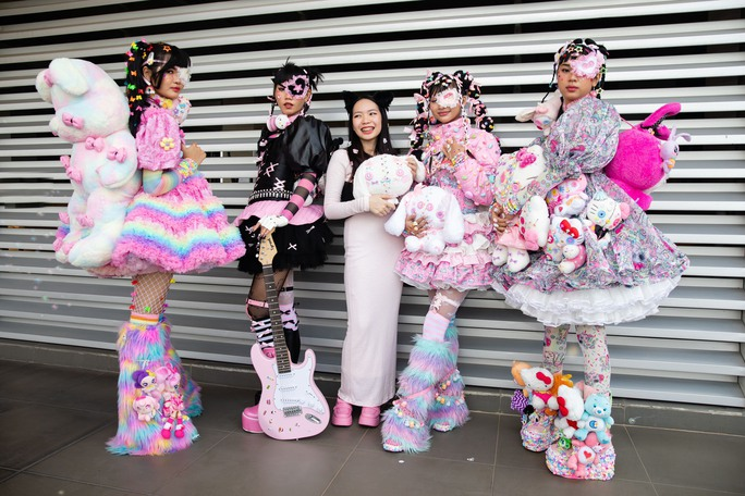 Tú Nghi và BST độc đáo của mình. Ảnh: @traafntusnghi. Tú Nghi và BST độc đáo của mình. Ảnh: @traafntusnghi.