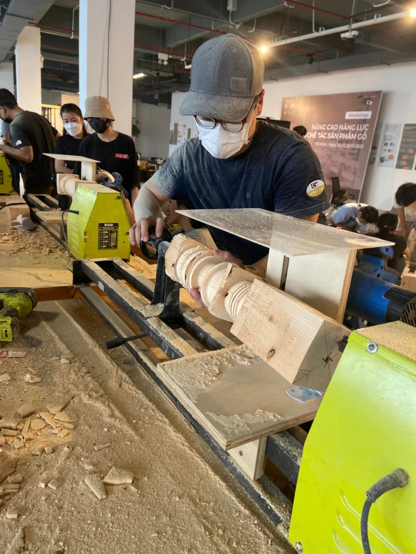 Không chỉ dừng lại ở ý tưởng trên giấy, các thí sinh tại HMA sẽ phải "thực chiến" tại các nhà xưởng, chợ nguyên liệu để hoàn thành tác phẩm dự thi của mình.