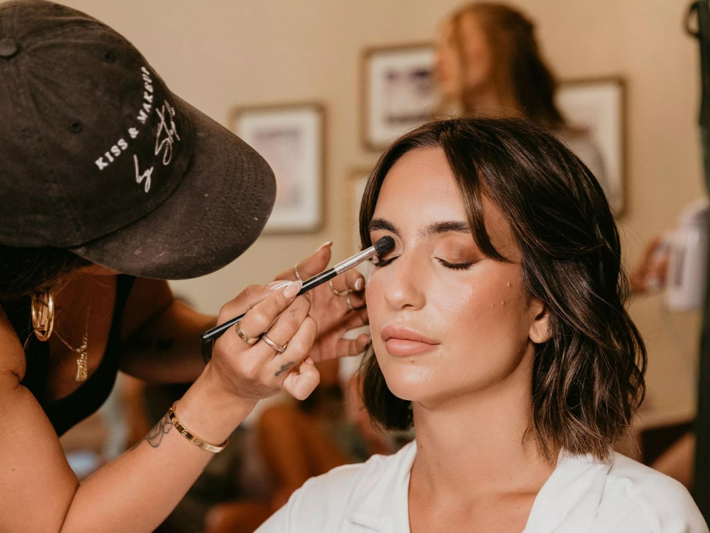 Bạn cũng cần nắm rõ và trao đổi cùng team make-up xem bạn cần bao nhiêu trang phục và cách trang điểm khác nhau hay nhất quán không thay đổi phong cách trong một khách mời. Bạn cũng cần nắm rõ và trao đổi cùng team make-up xem bạn cần bao nhiêu trang phục và cách trang điểm khác nhau hay nhất quán không thay đổi phong cách trong một khách mời.