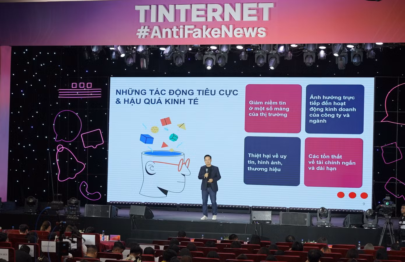 Tin giả, dù chỉ thật sự bùng nổ trong vài năm gần đây, nhưng được xem là một trong những rủi ro toàn cầu khi gây ra thiệt hại với giá trị khổng lồ.