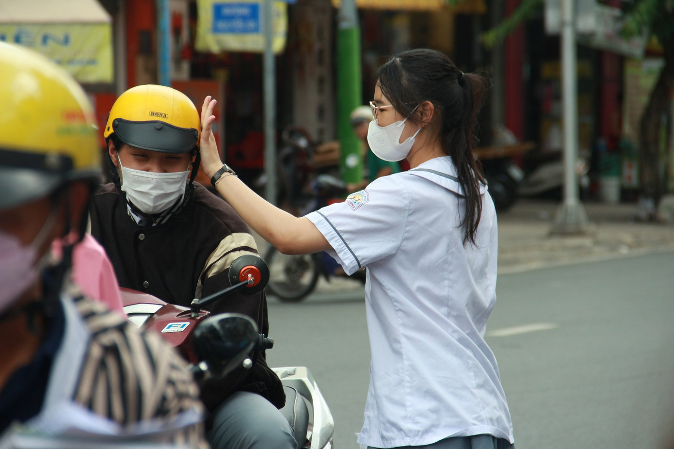 Các thí sinh đã đến điểm thi từ khá sớm, dù 14h mới bắt đầu tính thời gian. Các thí sinh đã đến điểm thi từ khá sớm, dù 14h mới bắt đầu tính thời gian.