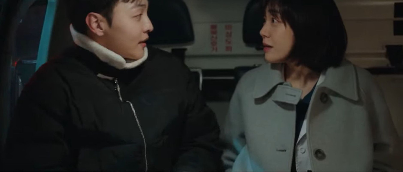 Đường công việc thuận lợi, đường tình duyên của cô nàng với chàng y tá điển trai cũng nở hoa khi anh chàng tình nguyện đi chuyển bệnh nhân cùng cô. Đường công việc thuận lợi, đường tình duyên của cô nàng với chàng y tá điển trai cũng nở hoa khi anh chàng tình nguyện đi chuyển bệnh nhân cùng cô.