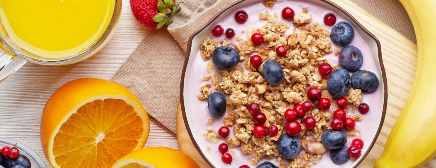 Yến mạch, sữa, quả mọng là combo lý tưởng để bắt đầu một bữa sáng hạnh phúc.