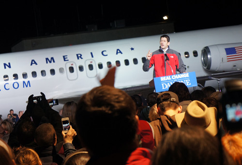 Ông Paul Ryan vận động tranh cử lúc gần nửa đêm 5-11 giữa trời giá lạnh ở Ohio. Ảnh: Trí Đường