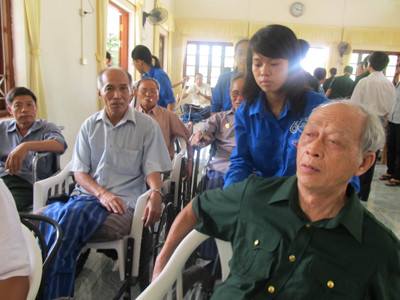 Thanh niên tình nguyện chăm sóc thương, bệnh binh tại trung tâm.