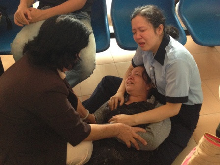 Mẹ anh Bình gục ngã khi nghe tin con chết thảm