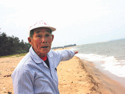 Tình trạng biển xâm thực sau dự án nạo vét Cửa Lở. Ảnh: Nguyễn Huy. Tình trạng biển xâm thực sau dự án nạo vét Cửa Lở. Ảnh: Nguyễn Huy