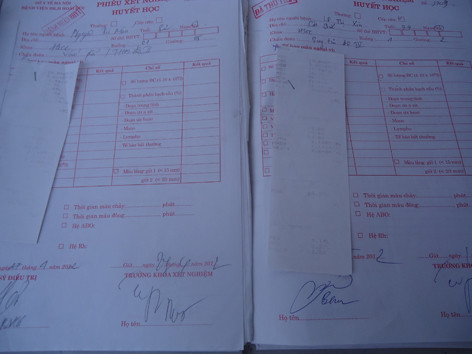 Một số phiếu xét nghiệm do chị Nguyệt ký được gửi kèm đơn thư tố ngược. Một số phiếu xét nghiệm do chị Nguyệt ký được gửi kèm đơn thư tố ngược