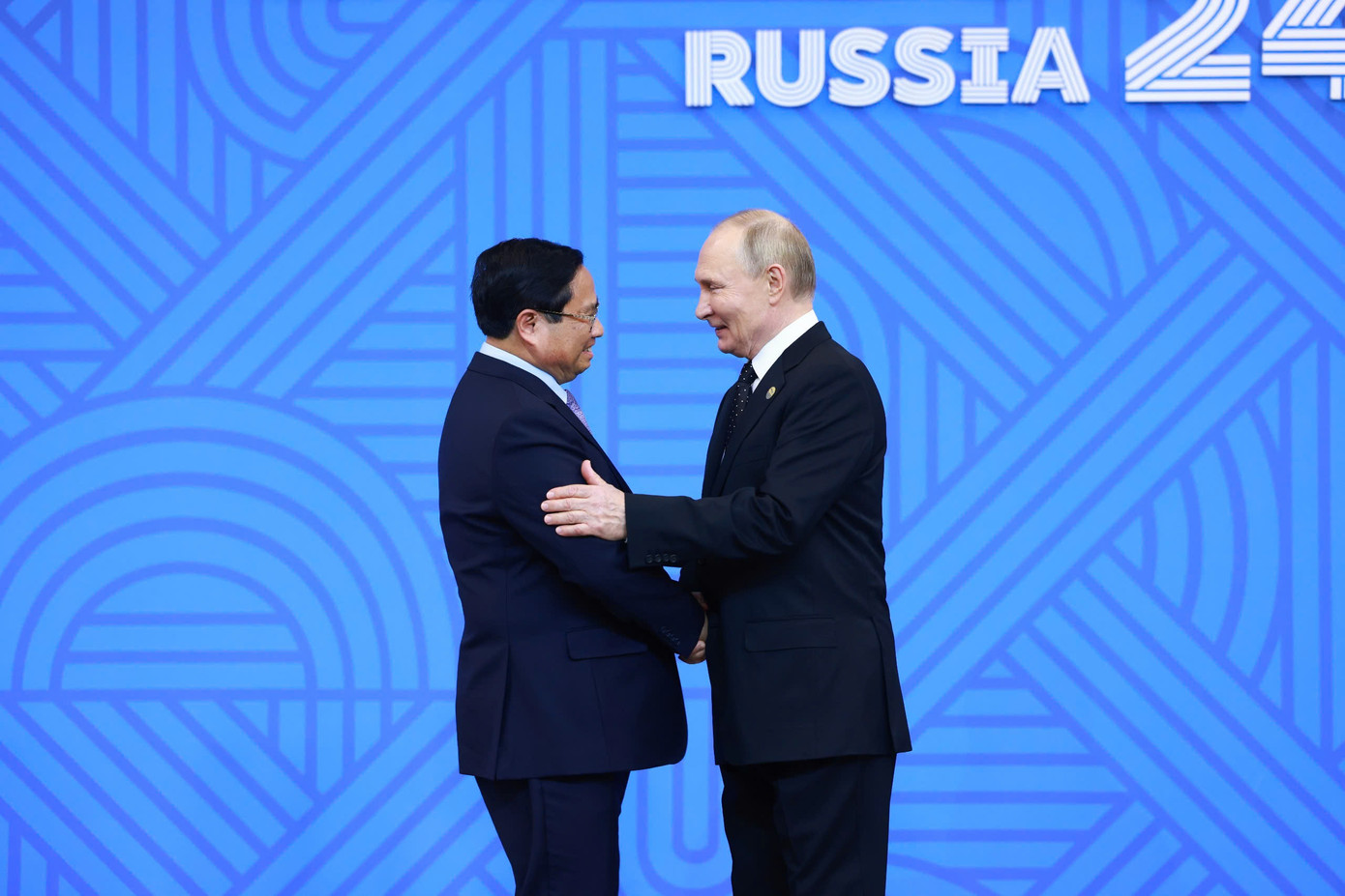 Tổng thống Liên bang Nga Vladimir Putin, Chủ tịch Nhóm BRICS năm 2024 đón Thủ tướng Phạm Minh Chính. Ảnh: DG Tổng thống Liên bang Nga Vladimir Putin, Chủ tịch Nhóm BRICS năm 2024 đón Thủ tướng Phạm Minh Chính. Ảnh: DG