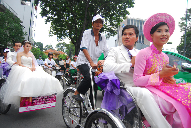 Nhiều người đi đường vui vẻ cùng tham gia rước dâu với 20 cặp đôi