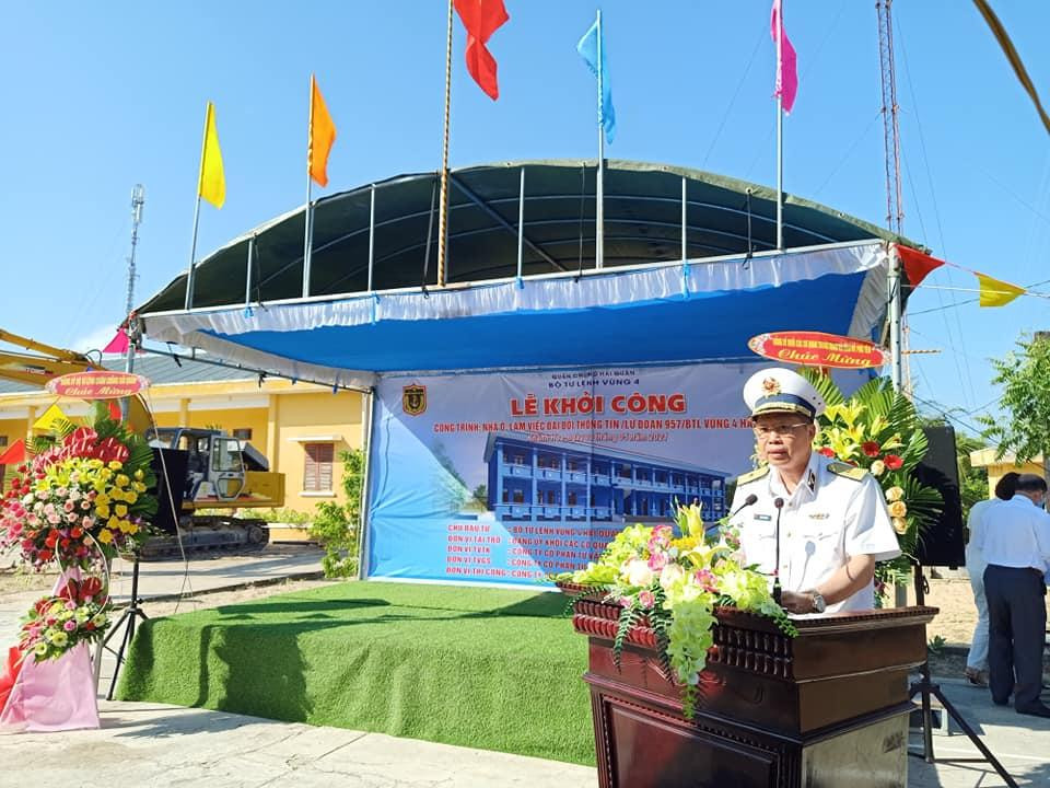 Chuẩn Đô đốc Đặng Minh Hải, Uỷ viên Ban Thường vụ Đảng uỷ, Phó Chính uỷ Quân chủng Hải quân phát biểu tại buổi lễ.