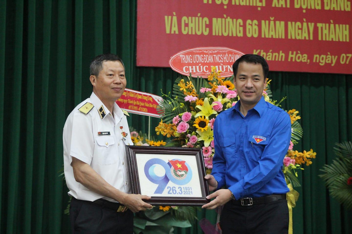 Anh Ngô Văn Cương - Bí thư Trung ương Đoàn và Chuẩn Đô đốc Đặng Minh Hải