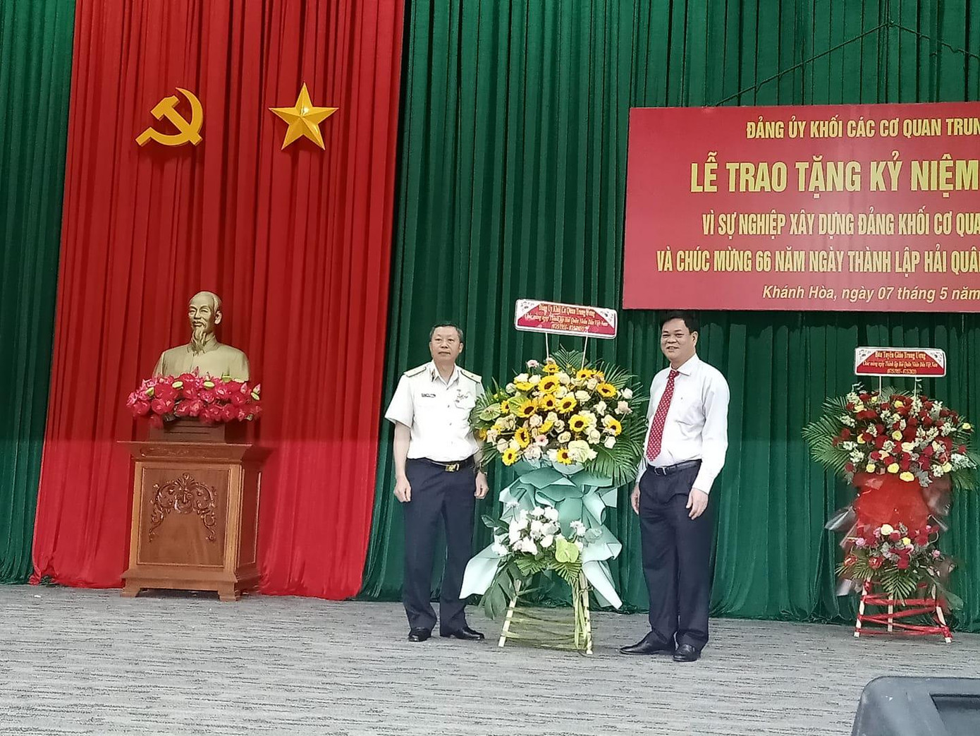 Ông Huỳnh Tấn Việt - Bí thư Đảng uỷ Khối các cơ quan Trung ương và Chuẩn Đô đốc Đặng Minh Hải