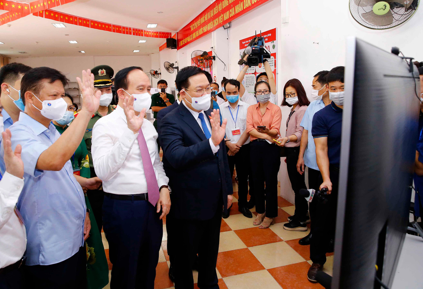 Tỷ lệ cử tri toàn quốc đi bầu cử đạt 98,43% ảnh 127 Tỷ lệ cử tri toàn quốc đi bầu cử đạt 98,43% ảnh 127