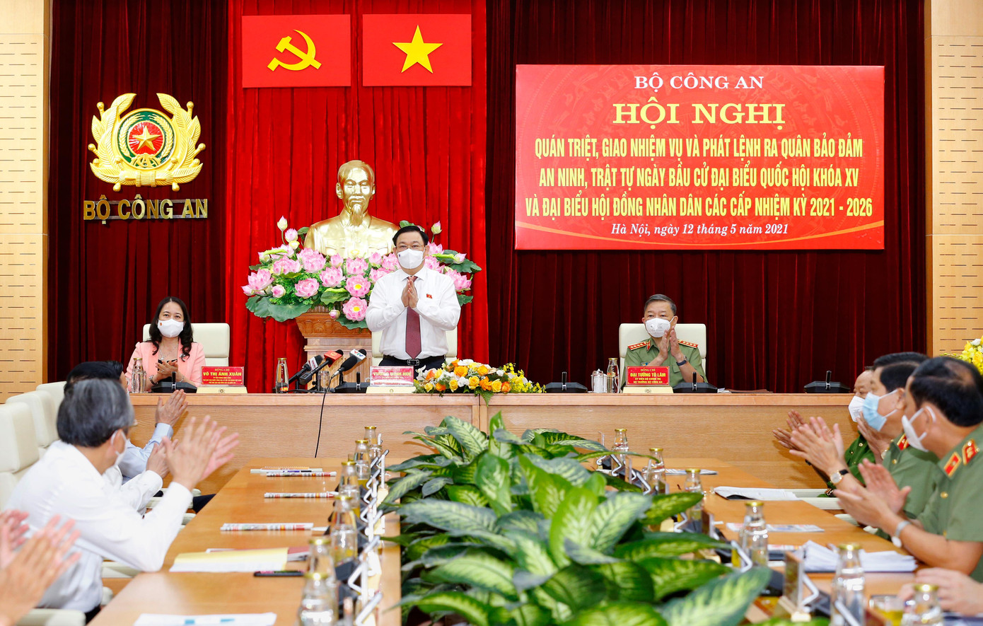 Chủ tịch Quốc hội Vương Đình Huệ, Chủ tịch Hội đồng Bầu cử quốc gia, tới dự hội nghị toàn quốc quán triệt, giao nhiệm vụ và phát lệnh ra quân bảo đảm an ninh, trật tự Ngày bầu cử.