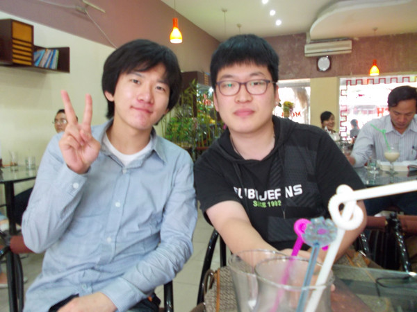 Kim Dong Hyun (phải) tại Việt Nam