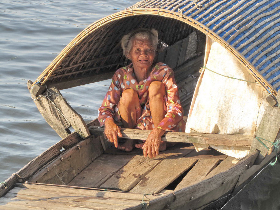 Bà Điệc và con đò nhỏ chưa một ngày rời nhau. Bà Điệc và con đò nhỏ chưa một ngày rời nhau