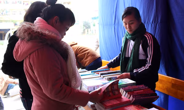 Nhiều sinh viên tham gia hoạt động đọc, đổi sách