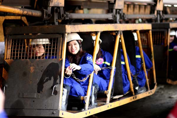 Lên tàu vận chuyển công nhân xuống lò