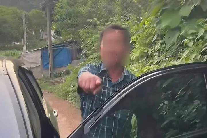 Nam tài xế bị tố hành hung người đi đường. Ảnh cắt từ clip: VietnamNet. Nam tài xế bị tố hành hung người đi đường. Ảnh cắt từ clip: VietnamNet.