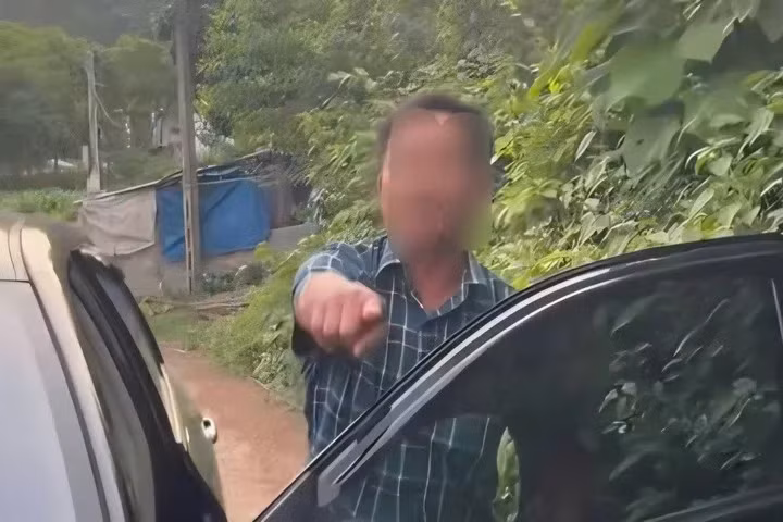 Nam tài xế bị tố hành hung người đi đường. Ảnh cắt từ clip: VietnamNet.