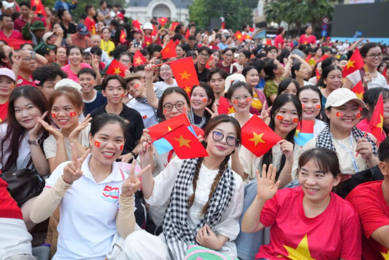 Du khách hào hứng với "concert quốc gia" tại TPHCM mừng 50 năm đất nước thống nhất. Du khách hào hứng với "concert quốc gia" tại TPHCM mừng 50 năm đất nước thống nhất.