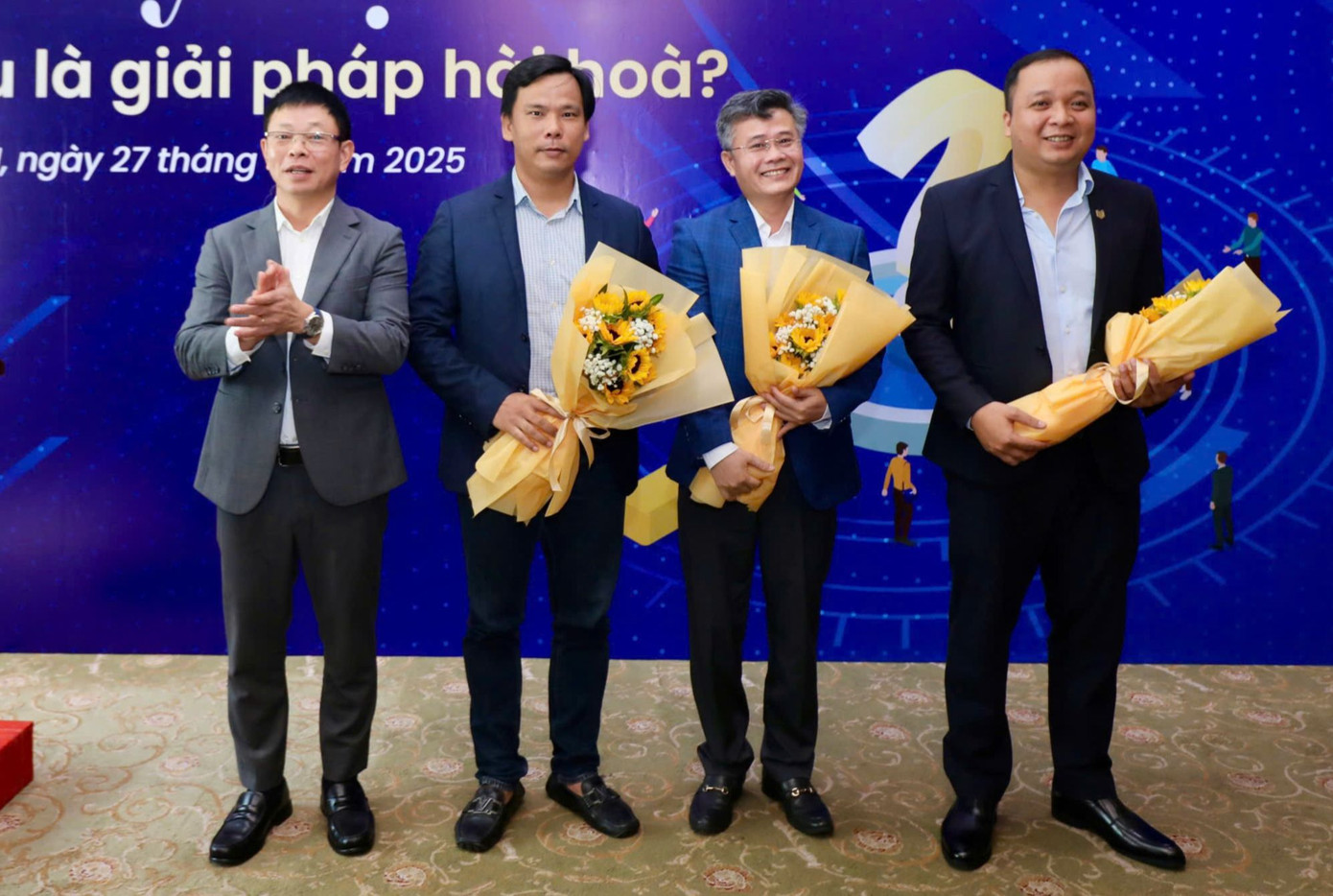 Ban Tổ chức hội thảo tặng hoa các đại biểu tham dự.