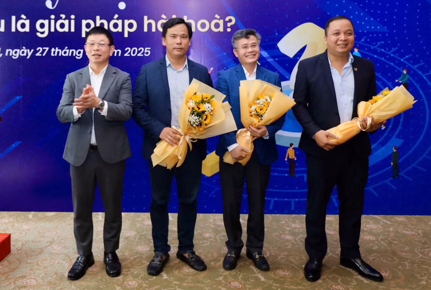 Ban Tổ chức hội thảo tặng hoa các đại biểu tham dự.