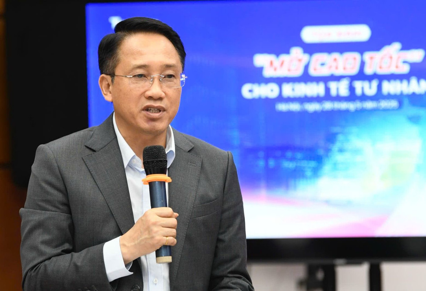 Ông Mai Sơn - Phó Cục trưởng Cục Thuế. Ông Mai Sơn - Phó Cục trưởng Cục Thuế.