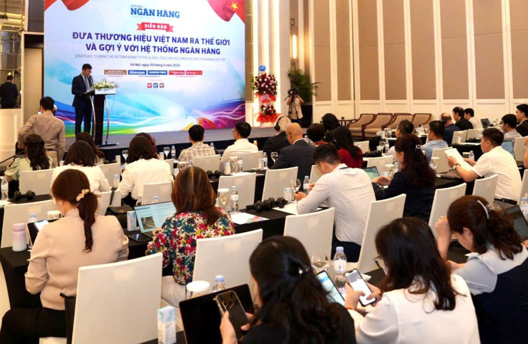 Toàn cảnh diễn đàn sáng 5/5. Toàn cảnh diễn đàn sáng 5/5.